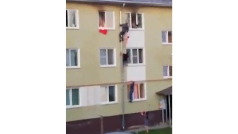 Vídeo: Homens escalam prédio para salvar crianças de incêndio na Rússia