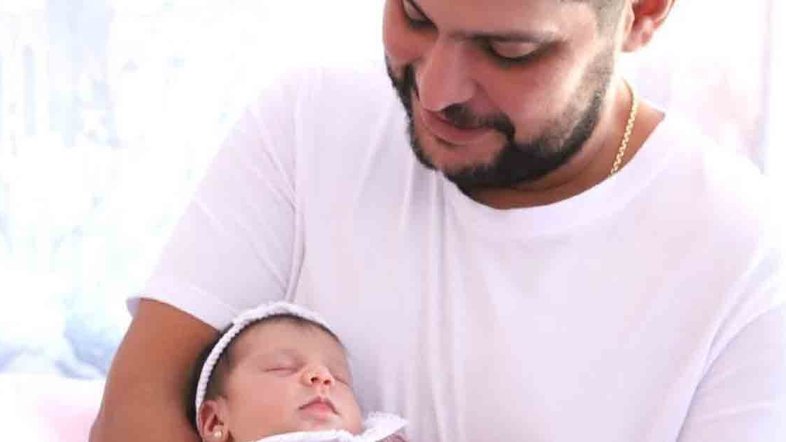 Sertanejo Jorge baba pela filha: ‘Nossa caçulinha’