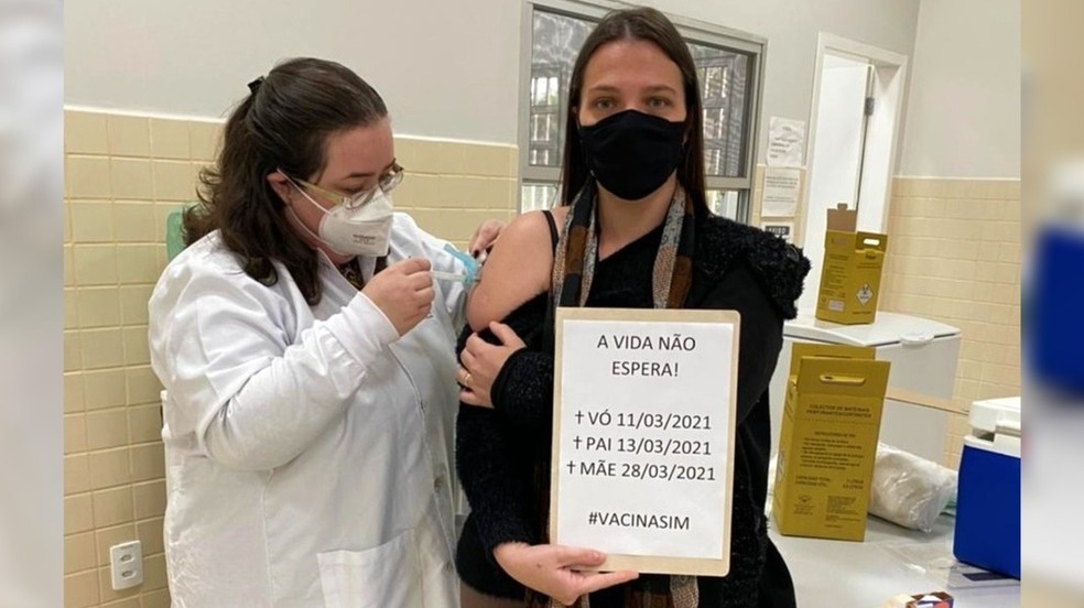 Mulher lamenta morte dos pais e avó por Covid-19 ao receber vacina