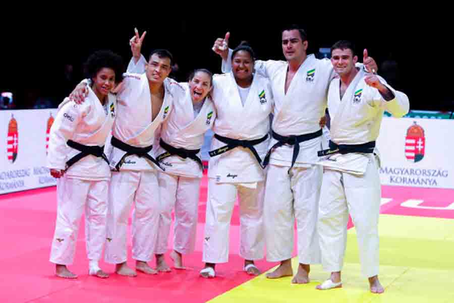Brasil garantiu um lugar no pódio com Maria Suelen Altheman e Beatriz Souza, na categoria acima de 78kg no individual, e na disputa mista por equipes, que será novidade em Tóquio