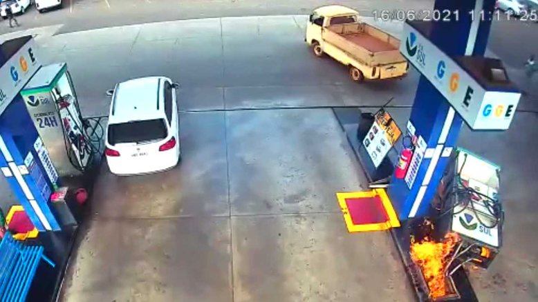 Vídeo: Cliente carrega mangueira de bomba sem perceber e provoca incêndio em posto