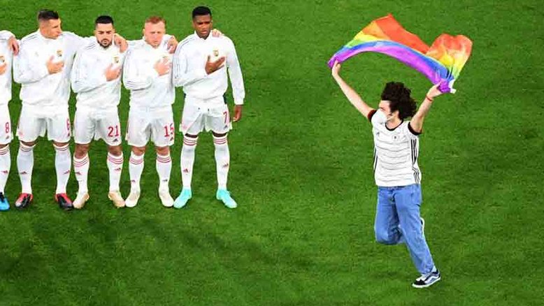 Alemães erguem bandeiras do arco-íris em partida contra Hungria para apoiar direitos LGBTQ