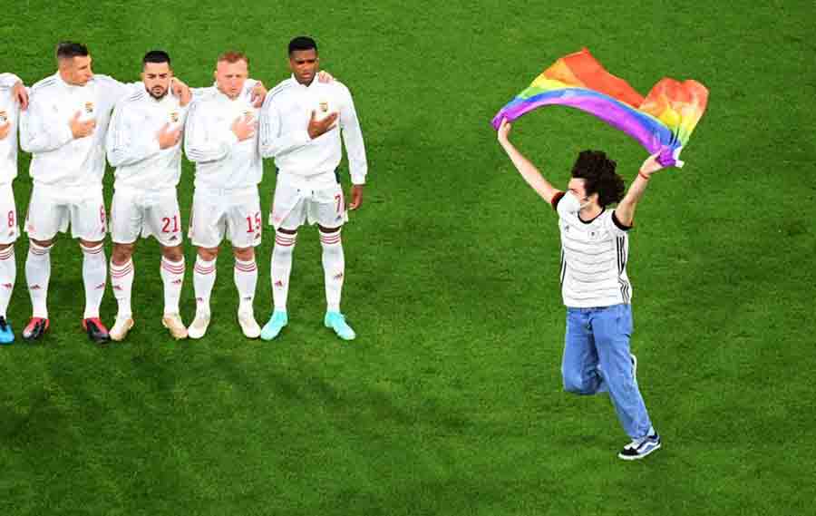 Alemães erguem bandeiras do arco-íris em partida contra Hungria para apoiar direitos LGBTQ