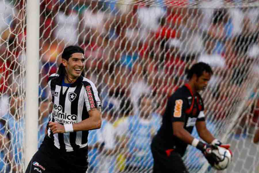 Botafogo agradece Loco Abreu após aposentadoria: 'Que bom que nossas histórias se encontraram'