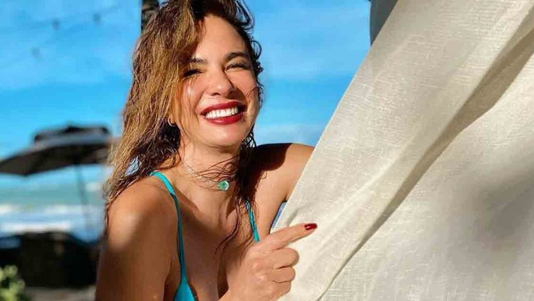 Luciana Gimenez deixa seios à mostra e cobre mamilos com adesivo