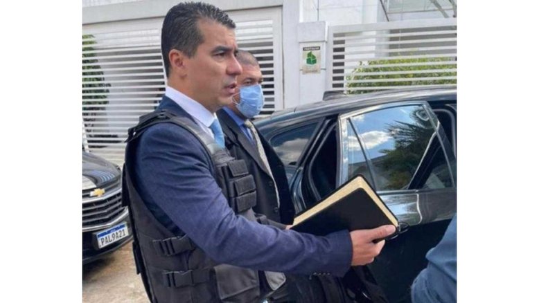 Luis Miranda chega ao Senado com colete à prova de balas