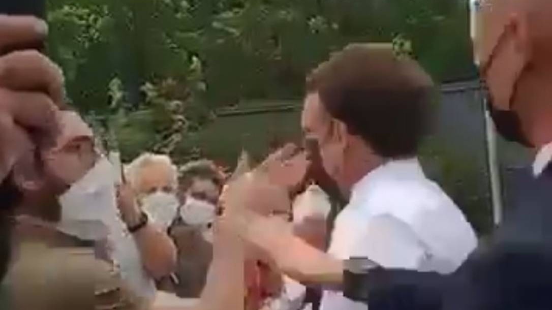 Vídeo: Emmanuel Macron, presidente da França, é agredido com tapa na cara durante passeio