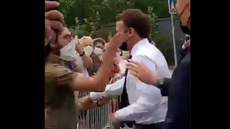 Vídeo: Macron leva tapa no rosto durante visita ao sudeste da França