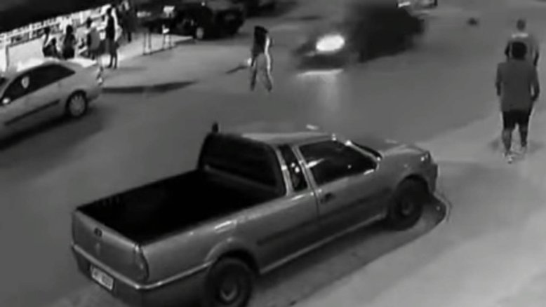 Vídeo: Bebê é arremessada na rua após mãe ser atropelada em GO