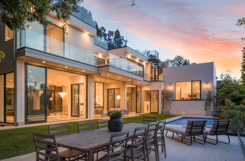 Filho de David Beckham compra mansão por R$ 51 milhões