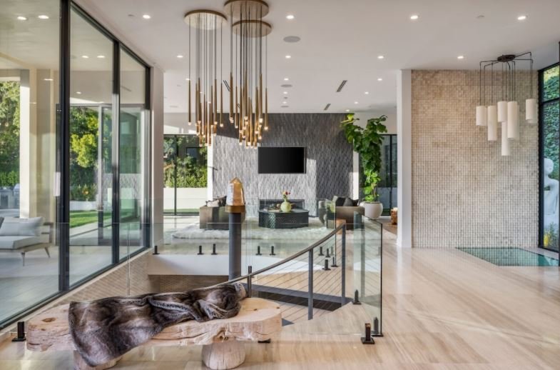 Filho de David Beckham compra mansão por R$ 51 milhões
