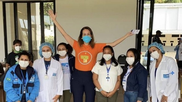 Maria Beltrão recebe primeira dose de vacina contra covid-19