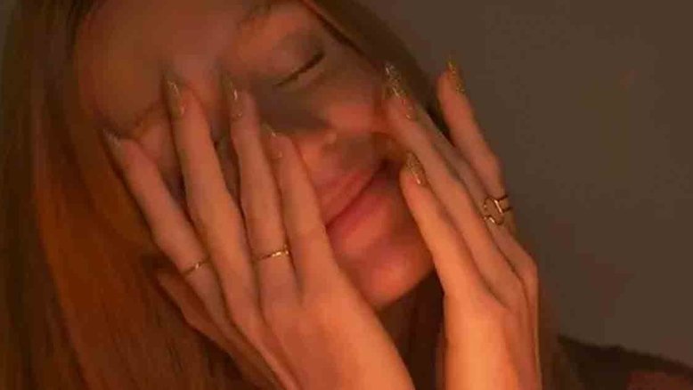 Marina Ruy Barbosa faz charme ao posar com bolo de aniversário