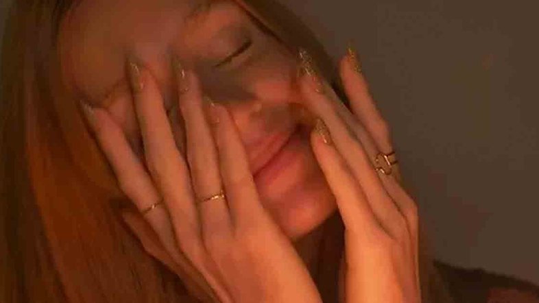 Marina Ruy Barbosa faz charme ao posar com bolo de aniversário