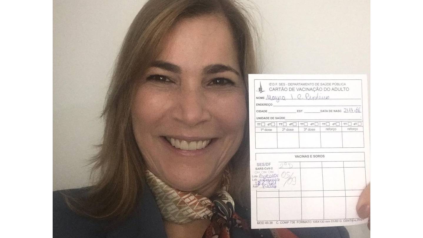 Mayra Pinheiro, a "Capitã Cloroquina", é vacinada contra Covid-19