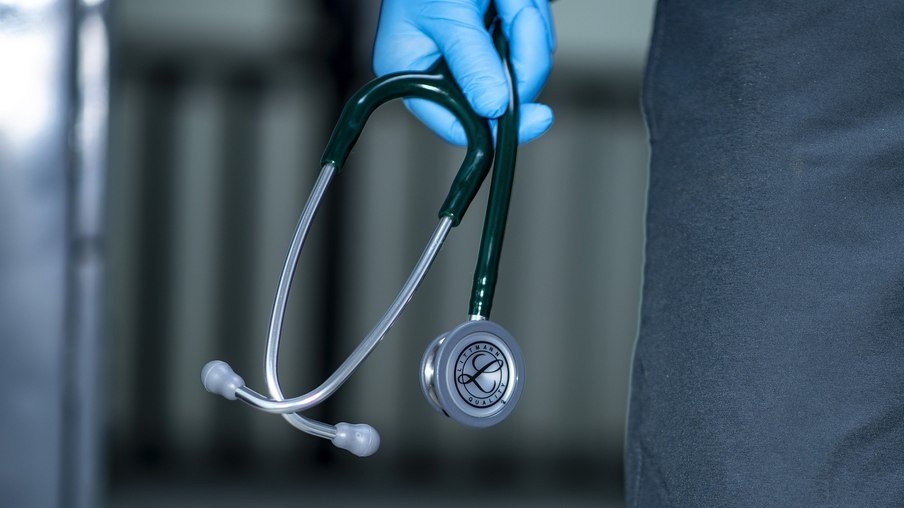Médico é indiciado por violação sexual após esfregar genital em paciente