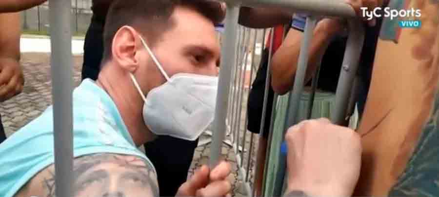 Messi assina tatuagem de torcedor fã brasileiro a caminho de treino