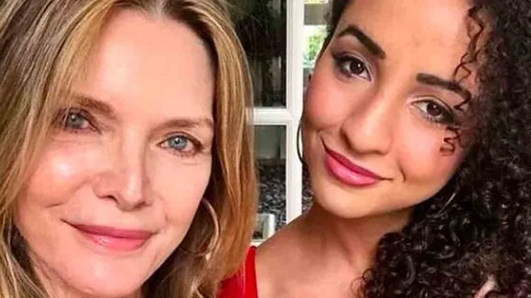 Michelle Pfeiffer posta foto rara ao lado da filha mais velha