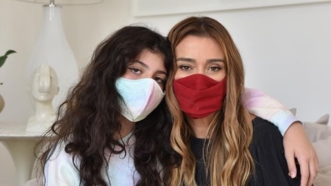 Mônica Martelli posa com a filha e defende uso de máscaras: 'Escute a ciência'
