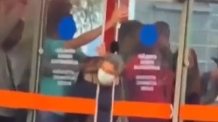Vídeo: Mulher fica com a cabeça presa em porta automática de estação de ônibus