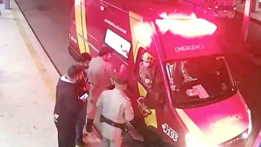Mulher é esfaqueada em ônibus após discussão para deixar janela aberta