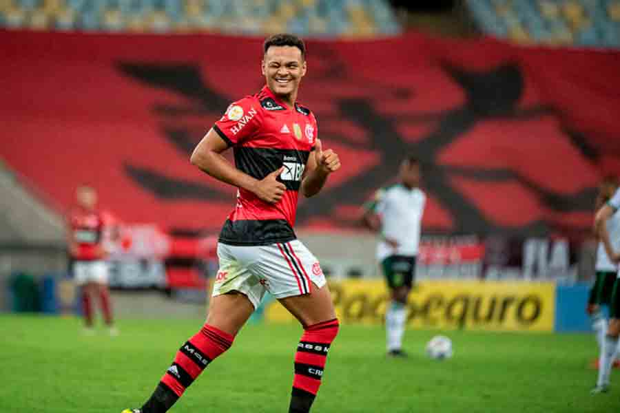 Após 'não' a assédio europeu, Muniz aproveita chances e aumenta leque de opções no ataque do Flamengo