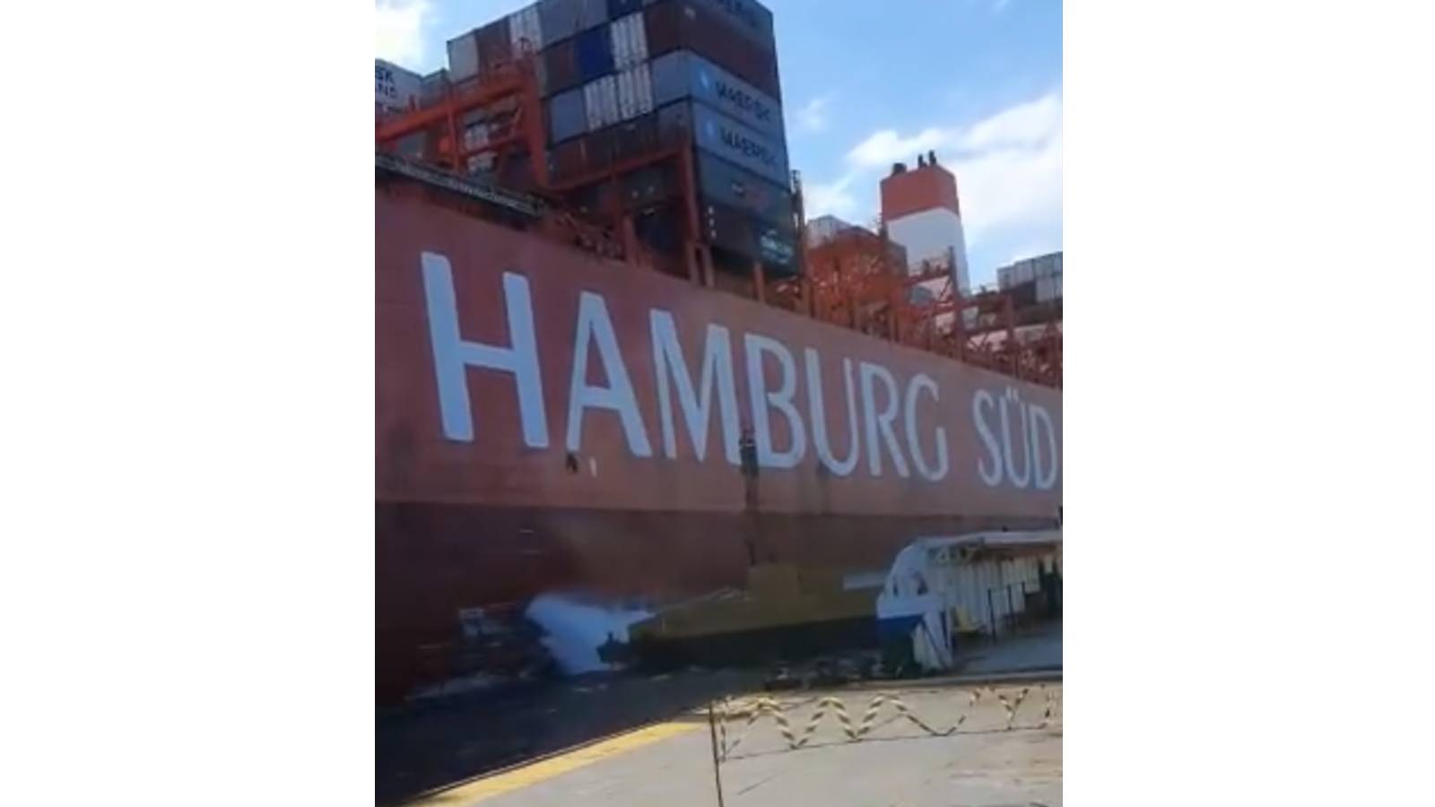 Vídeo: Navio colide e destrói píer de travessia de balsas no litoral de SP