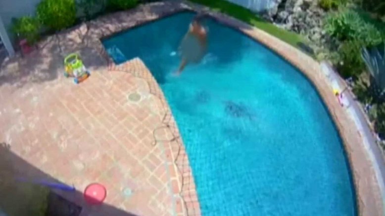 Vídeo: Homem invade casa nos EUA, surpreende morador e circula nu pelo local