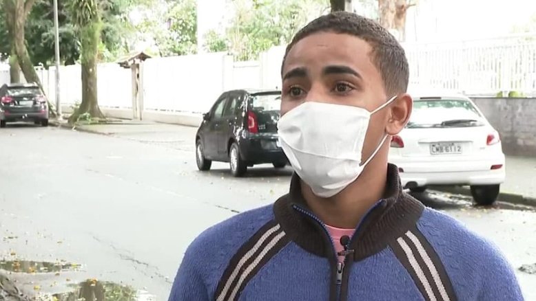Motoboy diz que foi constrangido e ameaçado com arma em shopping no Rio