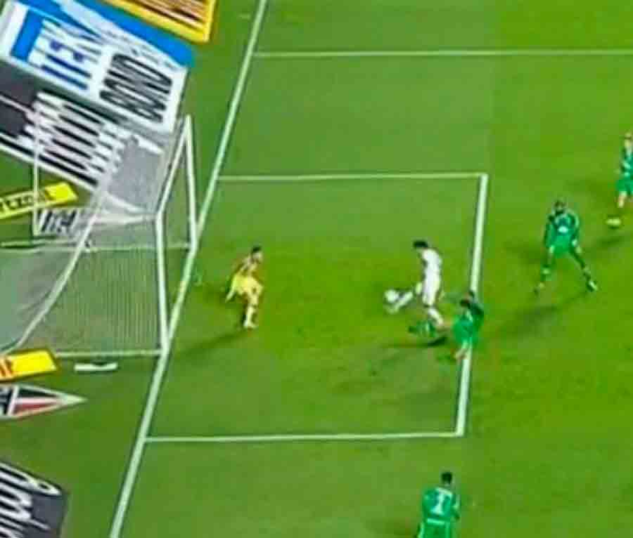 ‘Me ajuda, Pablo’: Tricolores perdem a paciência após atacante perder gol incrível e Chape empatar em seguida