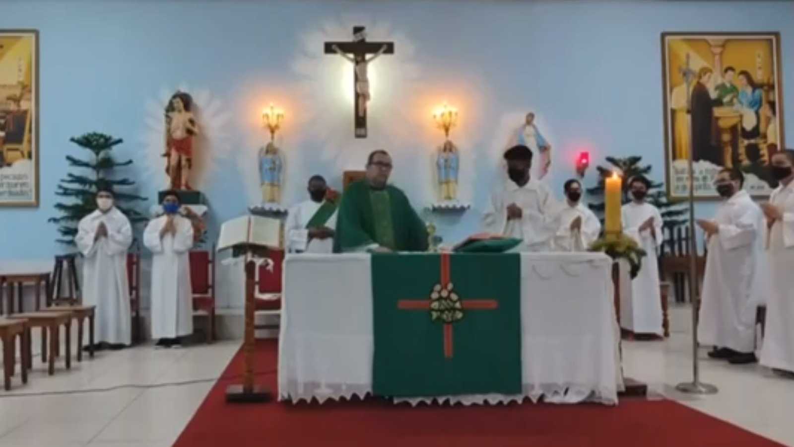 Vídeo: Padre passa mal e desmaia durante transmissão online de missa no Recife