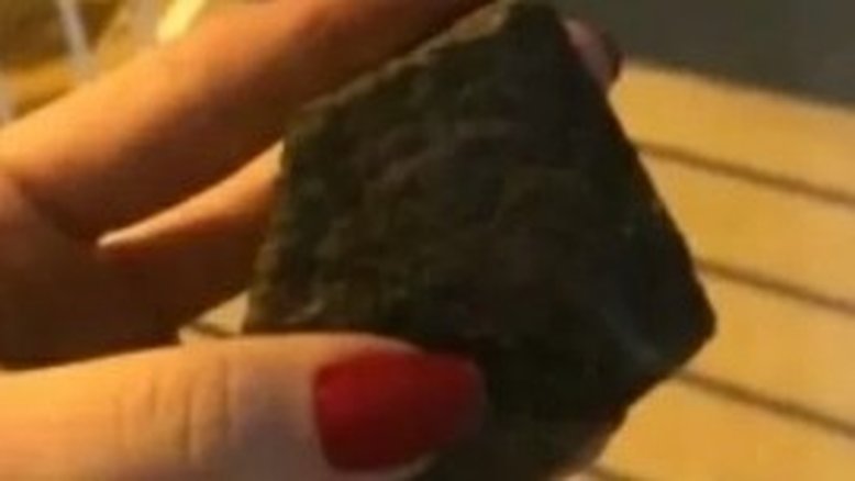 Homem joga pedra em bebê e mãe aponta racismo: "Me chamou de suja"