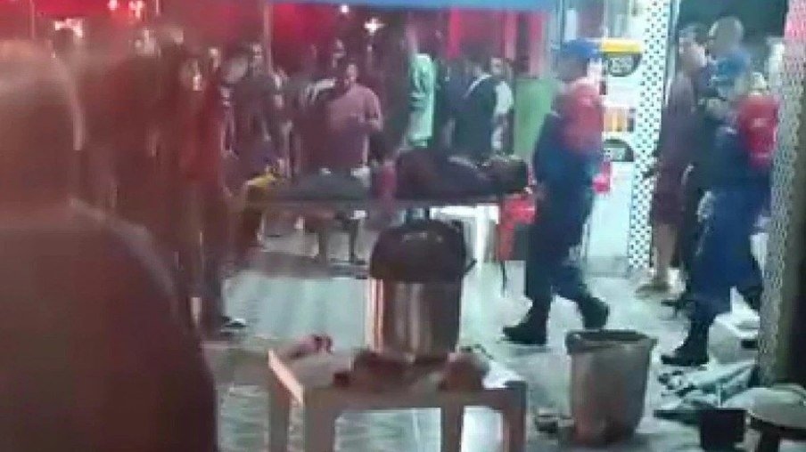 Sete pessoas são baleadas em bar enquanto assistiam ao jogo do Flamengo