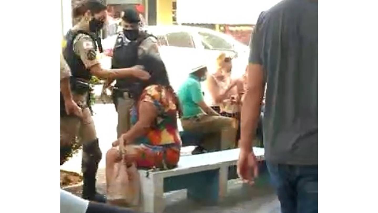 Vídeo: Policial é afastada após ser flagrada dando tapas em mulher em MG