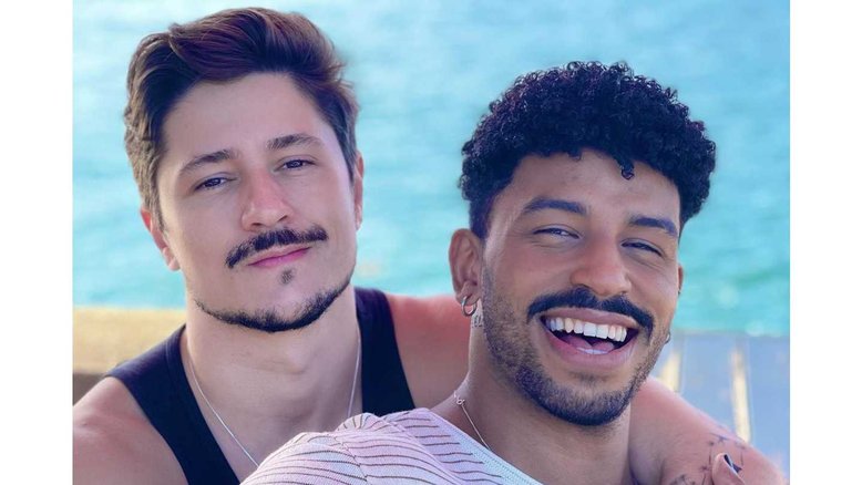 RJ: Escultor de areia é indiciado por homofobia contra casal de influenciadores digitais