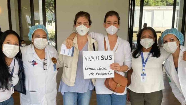 Renata Vasconcellos e irmã gêmea se vacinam contra a Covid