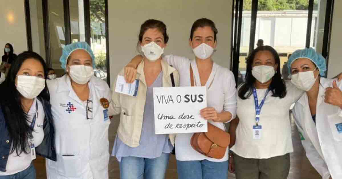 Renata Vasconcellos e irmã gêmea se vacinam contra a Covid