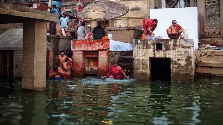 Índia: Bebê é encontrada viva em caixa no rio Ganges
