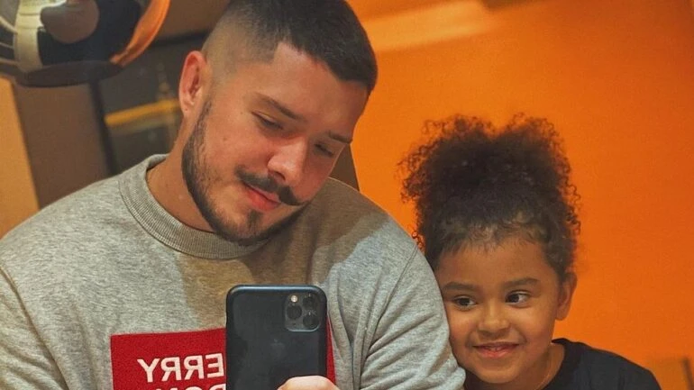 Ronan Souza faz tatuagem com rosto de filha de Pocah