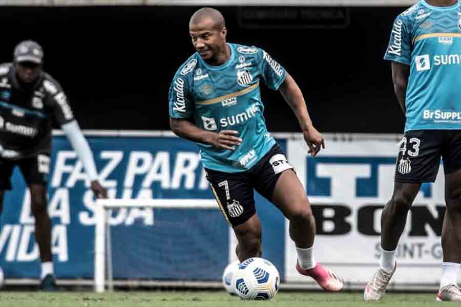 Sánchez viaja para Porto Alegre e será opção do Santos contra o Grêmio