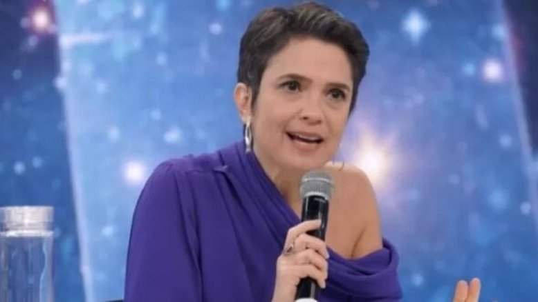 Sandra Annenberg posa de biquíni e exibe boa forma em rede social
