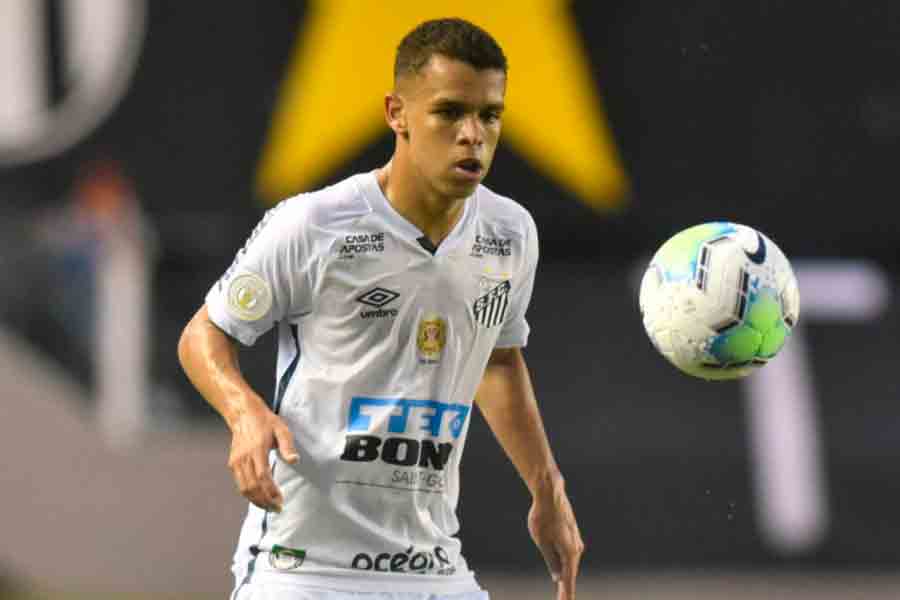 Santos acerta renovação de contrato com o volante Sandry até 2025