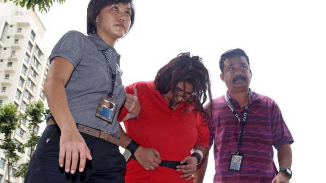 Mulher é condenada após matar empregada em Cingapura