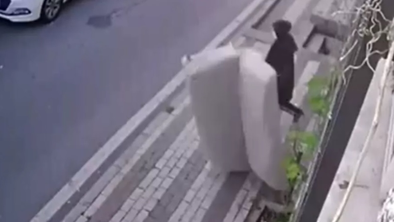Vídeo: Mulher consegue escapar de ser atingida por sofá atirado de prédio