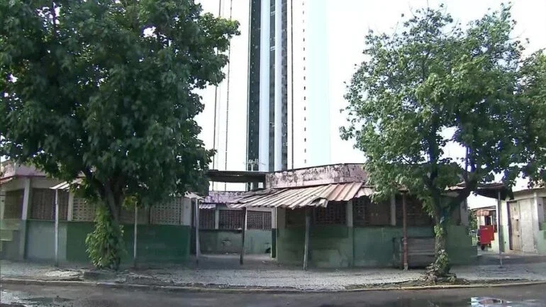Mulher trans fica com 40% do corpo queimado após ser atacada por adolescente