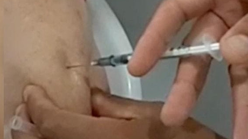 Vacinador é afastado após dose de imunizante contra Covid-19 escorrer pelo braço de mulher