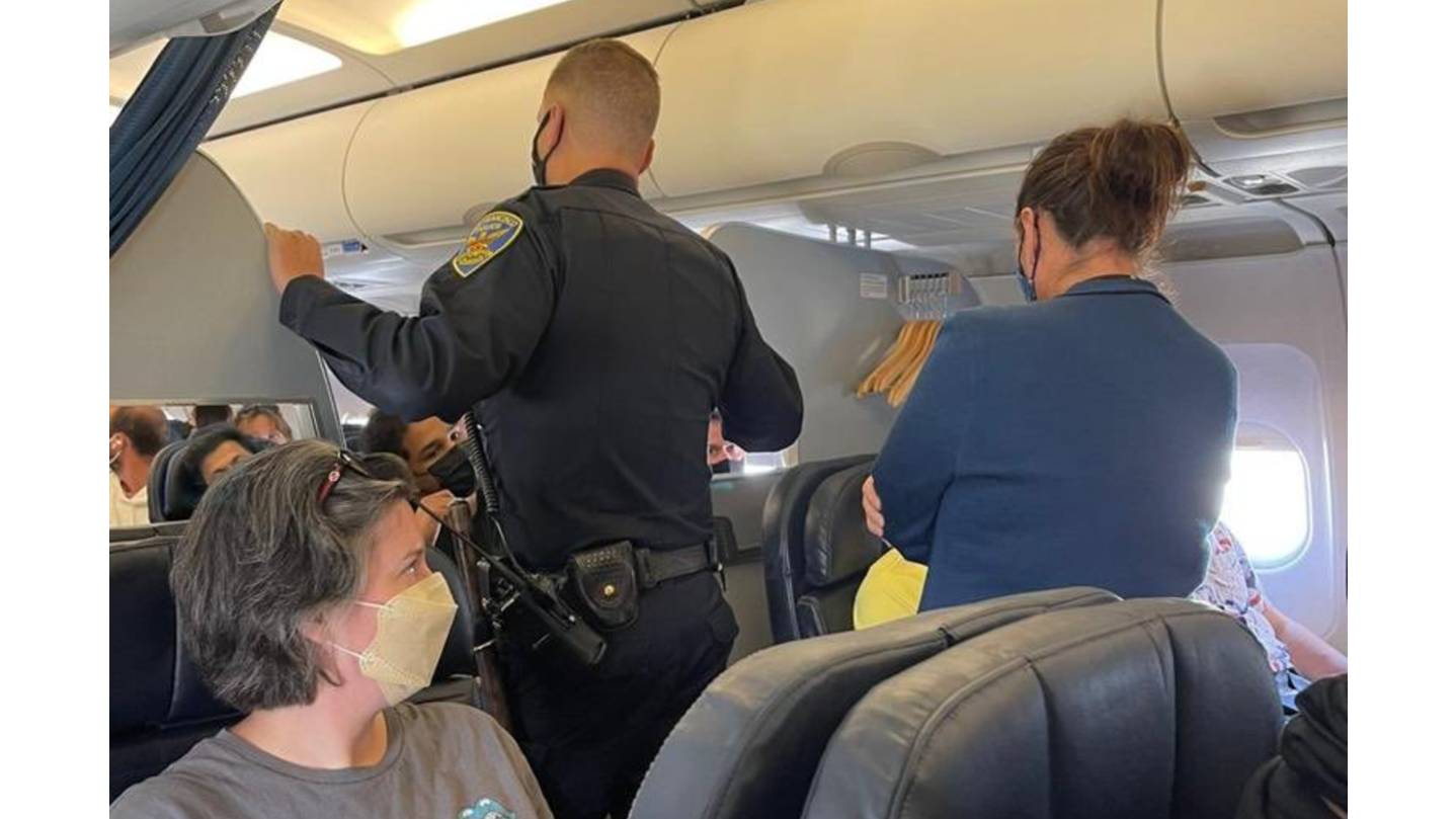 Passageiros são expulsos de voo nos EUA após briga por apoio de braço