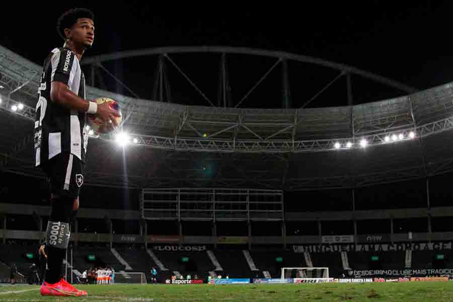 Warley afirma que espera sequência na defesa no Botafogo: 'Quero ser um lateral que dá muitas assistências'