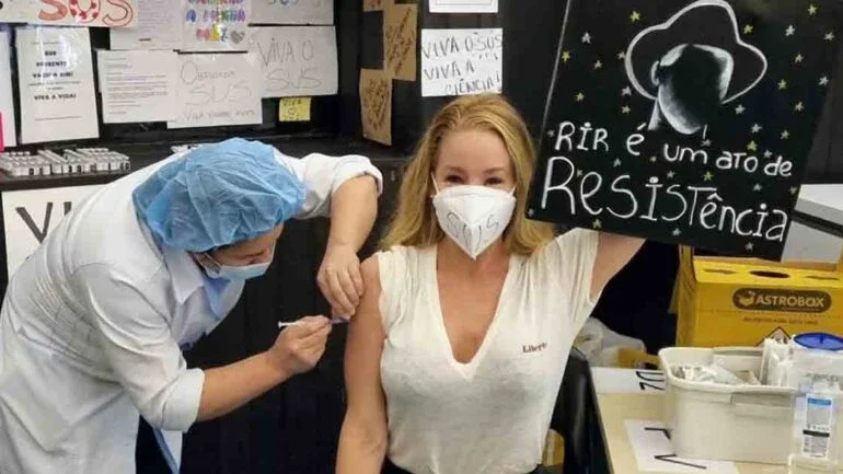Danielle Winits faz homenagem a Paulo Gustavo ao tomar vacina contra Covid-19