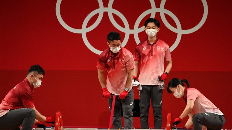Halterofilista que desapareceu no Japão retorna a Uganda